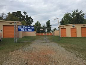 Thomasville apartment for rent - a yard with a fence and a sign that reads free rent specials