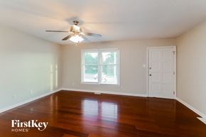 Archdale house for rent - A room with a wooden floor and a ceiling fan.