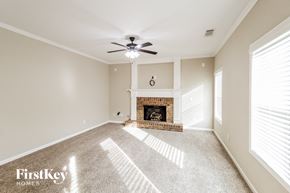 Jefferson house for rent - A spacious living room with a fireplace and a ceiling fan.