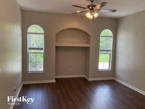North Port house for rent - an empty empty living room with a ceiling fan