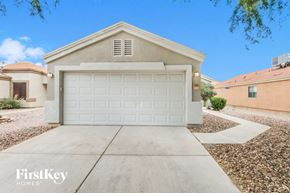 Florence house for rent - A house with a white garage door in front of it.