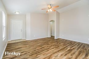 Florence house for rent - A spacious room with wooden flooring and a ceiling fan.