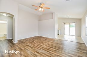 Florence house for rent - A spacious room with wooden floors and a ceiling fan.