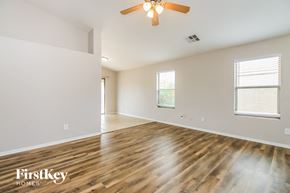 Florence house for rent - A room with wooden floors and a ceiling fan.
