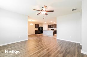 Davenport house for rent - A spacious room with a ceiling fan and wooden flooring.