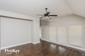 Waxahachie house for rent - the living room is clean and ready for us to move in
