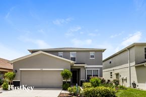 Riverview house for rent - A house with a garage and a driveway in front of it.