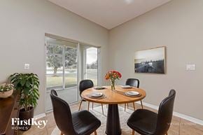 Parrish house for rent - A dining room with a round table and chairs.