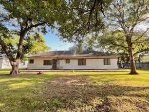 Bay City house for rent - a white house with trees in front of it