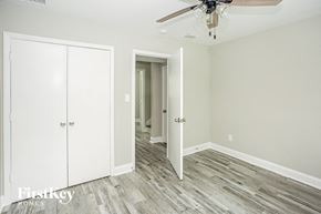 Monroe house for rent - a bedroom with a closet and a ceiling fan
