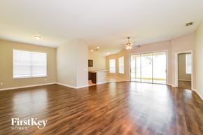 Orlando house for rent - A spacious room with wooden floors and a ceiling fan.