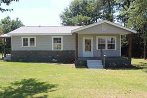Purvis house for rent - the front of the house with steps to the front yard