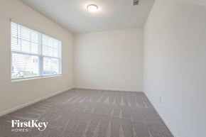 Winder house for rent - A room with a carpet floor and a window letting in light.