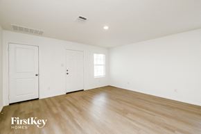 Converse house for rent - the living room is clean and ready for us to move in