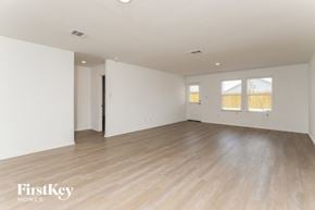 Converse house for rent - Empty room with wooden floor and white walls.