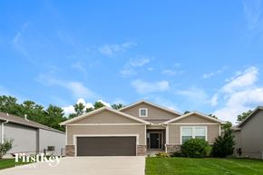 Raymore house for rent - A house with a garage is for sale.