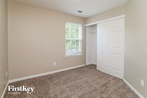 Woodstock house for rent - a bedroom with carpet and a white door