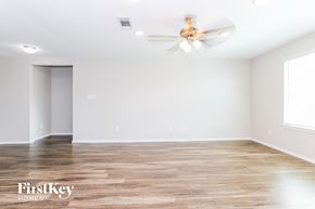 Hockley house for rent - the spacious living room with wood flooring and a ceiling fan