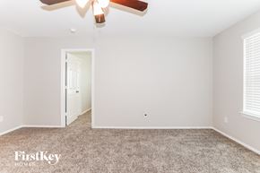 Hockley house for rent - a bedroom with a carpeted floor and a ceiling fan