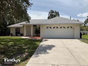 Venice house for rent - A house with a garage and a driveway in front of it.