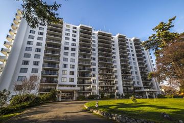 Victoria apartment for rent - a large apartment building with a driveway in front of it