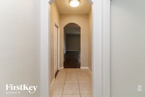 Fort Worth house for rent - a hallway with an archway and a tiled floor