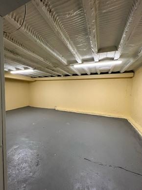 Donora house for rent - A room with a grey floor and a yellow wall.