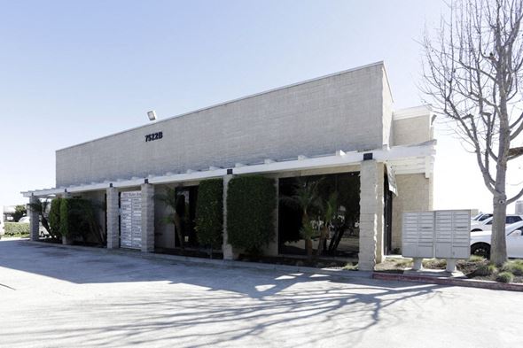 Huntington Beach apartment for rent - A white building with a sign that reads "P1238".