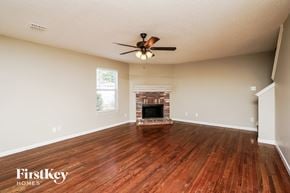 Mckinney house for rent - A room with a wood floor and a ceiling fan.