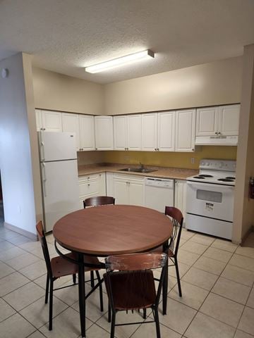 Waterloo apartment for rent - A kitchen with a table and chairs.