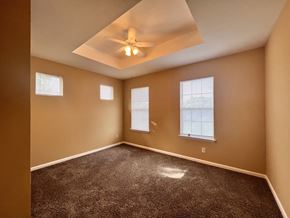 Atlanta apartment for rent - A room with a carpeted floor and a ceiling fan.