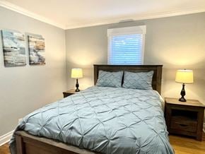 Simpsonville house for rent - a bedroom with a bed and two lamps and a window