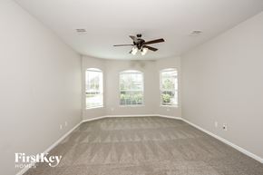 Hockley house for rent - A spacious room with a carpeted floor and a ceiling fan.