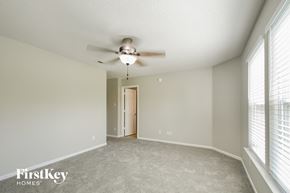 Noblesville house for rent - the spacious living room with ceiling fan and large windows