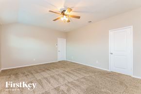 Josephine house for rent - the spacious living room with carpeted flooring and a ceiling fan