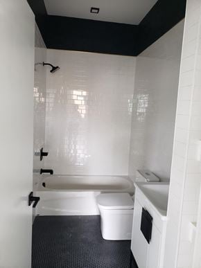 Newark apartment for rent - a bathroom with a toilet and a tub and a sink