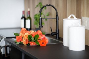 Memphis apartment for rent - a bouquet of roses on a counter in a kitchen