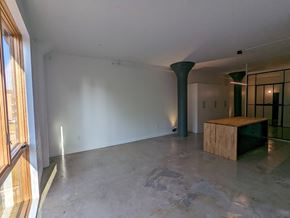 Memphis apartment for rent - A large empty room with a wooden box on the floor.