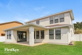 Jacksonville house for rent - A modern house with a white exterior and a large front yard.