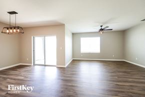 Auburndale house for rent - an empty living room with wood floors and a ceiling fan