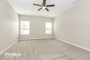 Murfreesboro house for rent - the spacious living room with ceiling fan and carpet