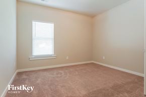 Jasper house for rent - a bedroom with a window and a carpeted floor