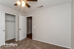 Mesa house for rent - a bedroom with a ceiling fan and a closet