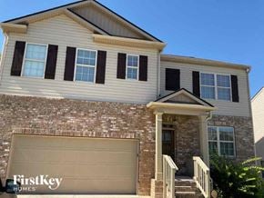 Dallas house for rent - a house with a garage door in front of it