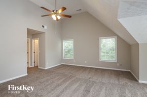 Hoschton house for rent - the master bedroom with vaulted ceilings and a ceiling fan