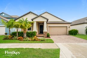 Ruskin house for rent - A house with a garage and a driveway in front of it.