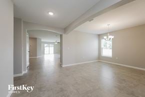 Davenport house for rent - the spacious living room and dining room with the kitchen in the background