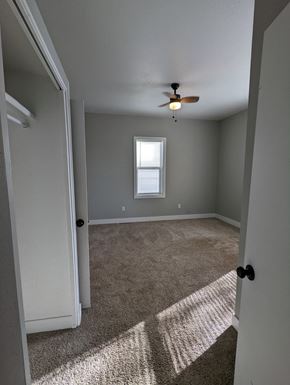 Great Falls house for rent - a bedroom with a carpeted floor and a ceiling fan