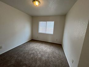 Cottonwood apartment for rent - A room with a carpeted floor and a window with blinds.