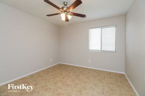 Florence house for rent - a bedroom with a ceiling fan and a tiled floor